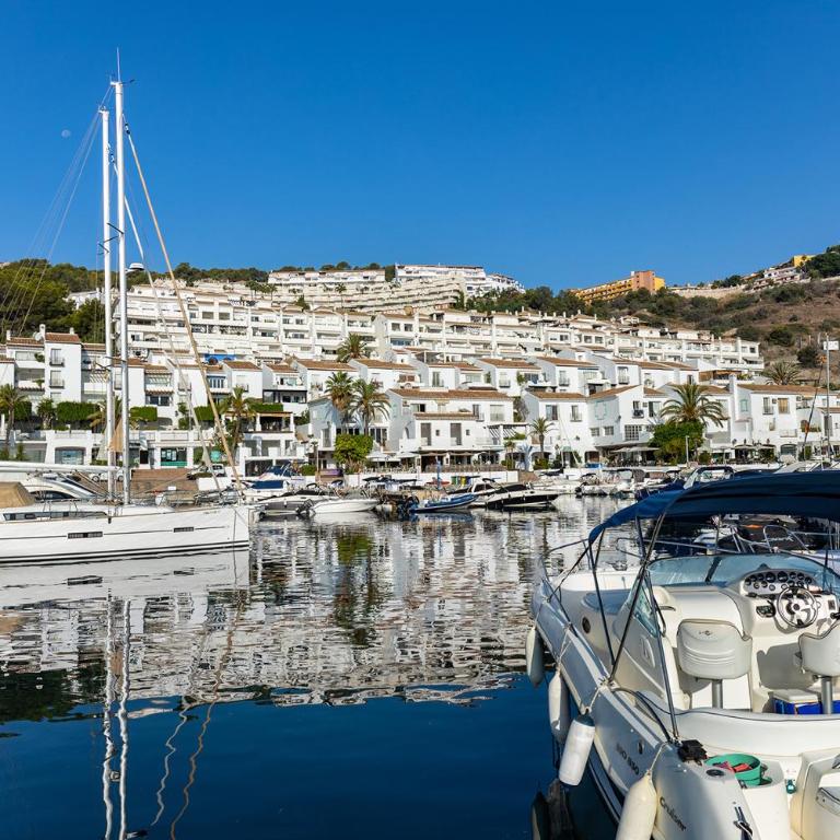 Apartamento con vistas y garaje en Marina del Este - Two-Bedroom Apartment - 46
