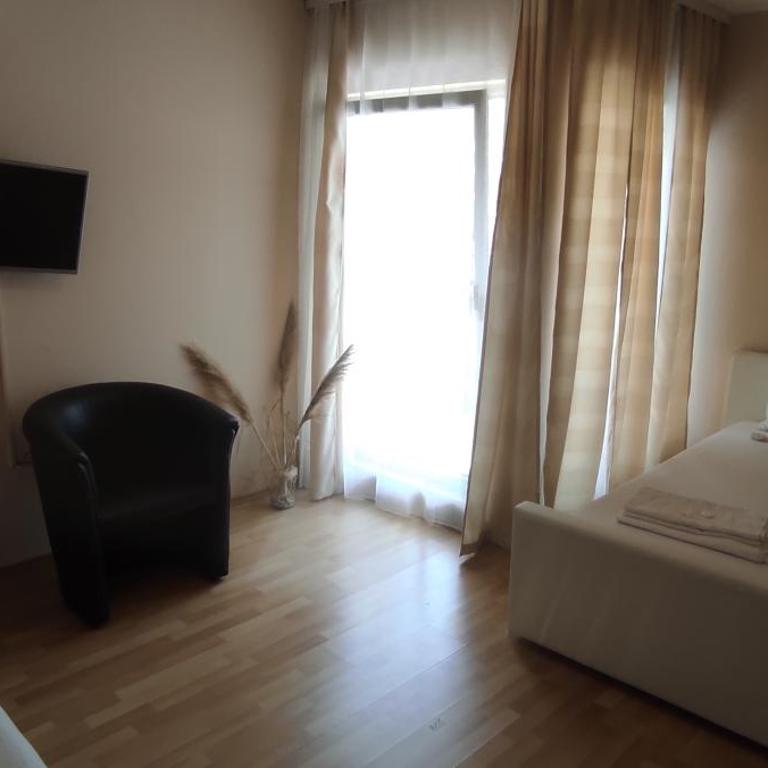 Hotel & Rooms Lombrelle - Comfort Triple Room - 2