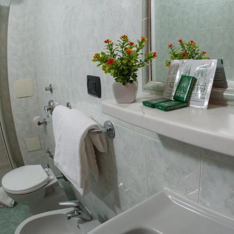 The Best Hotel - Camera Matrimoniale - 6