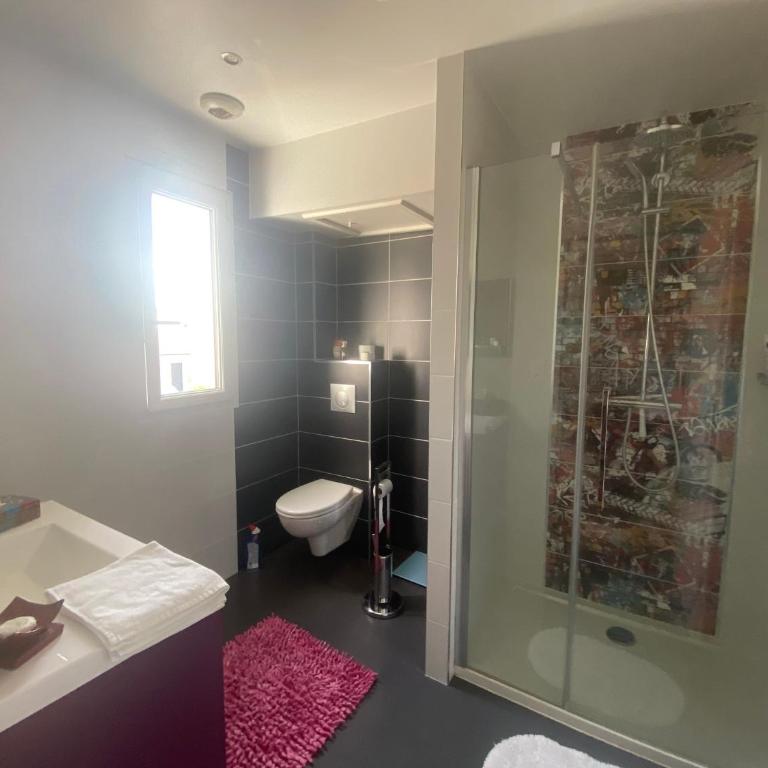 Chambre avec salle de bain privée à l étage dans ma maison - Chambre Double avec Salle de Bains Privative - 5