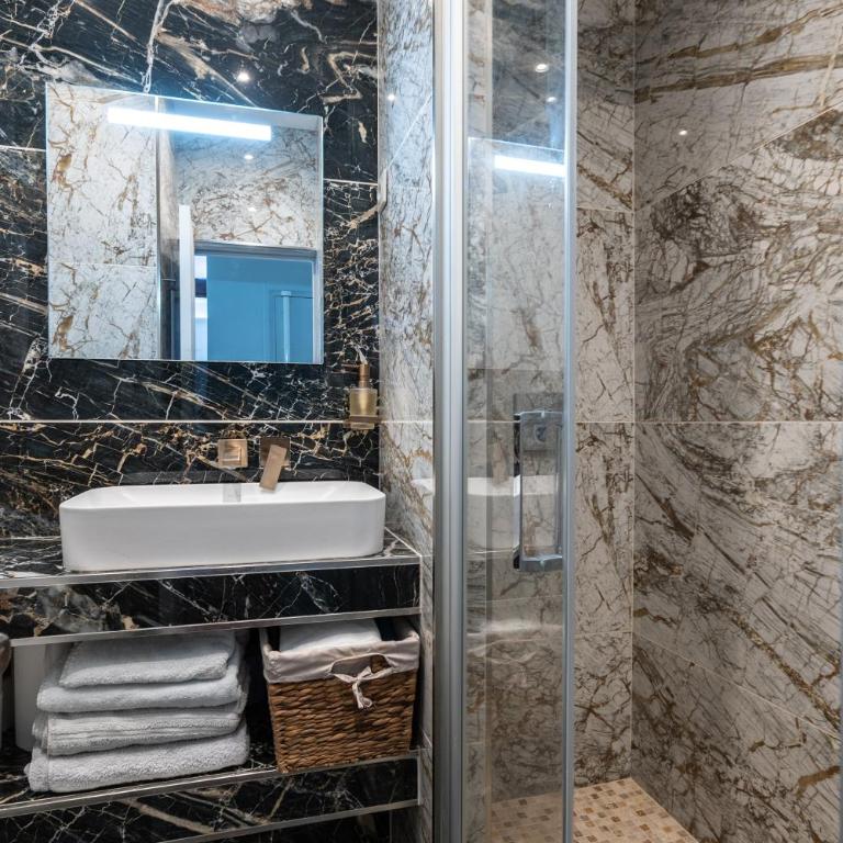 Cosy central place Paris - Chambre Double ou Lits Jumeaux - 20