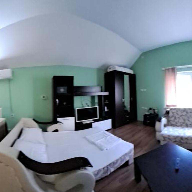 Guest House Zoran - Family Room with Private Bathroom - 1