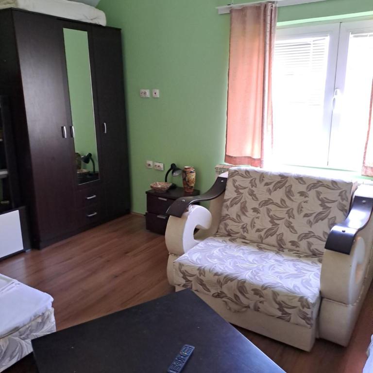 Guest House Zoran - Family Room with Private Bathroom - 4