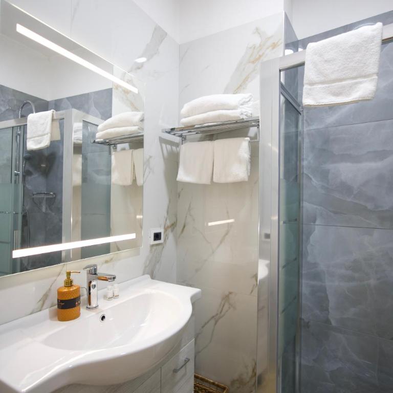 Rohome Stay - Camera Deluxe Matrimoniale/Doppia con Letti Singoli con Balcone - 5