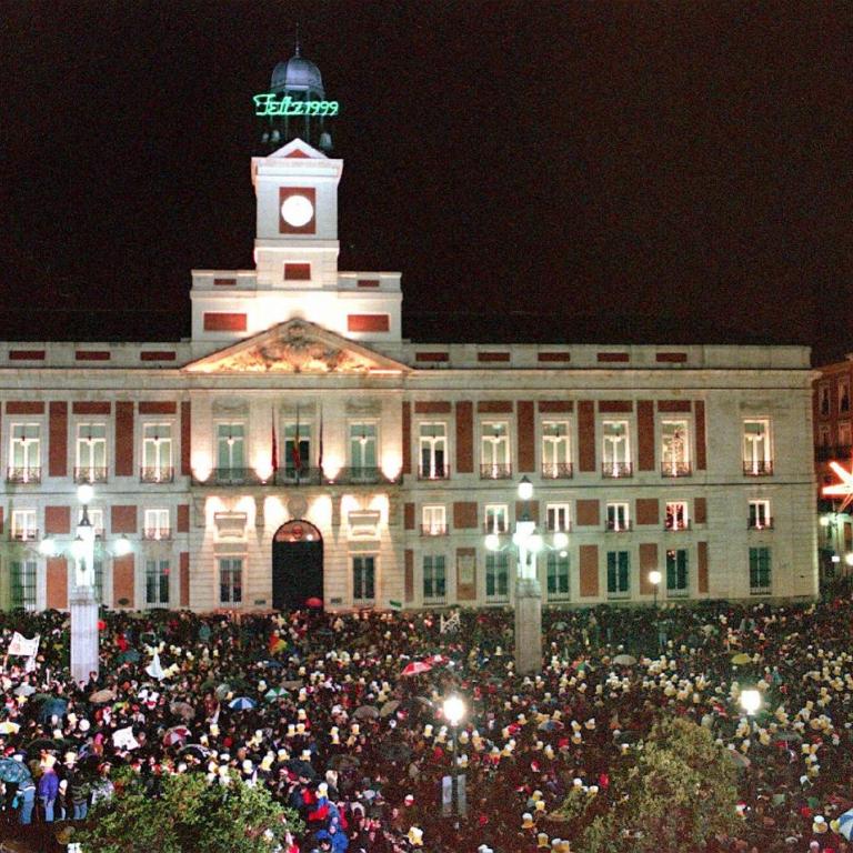 Puerta del Sol -de la Cruz Isabel I0 & Parking - Two-Bedroom Deluxe Apartment - 3