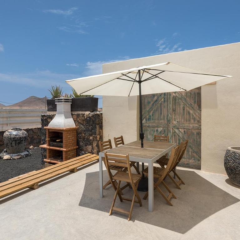 In Lajares Villa Take a swim in our 15m long pool - Villa - 37