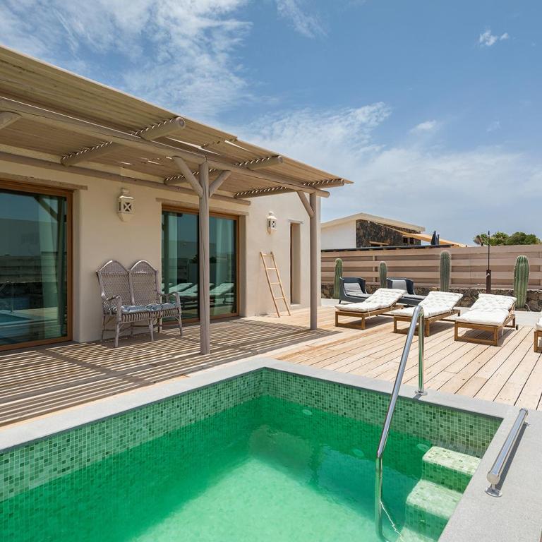 In Lajares Villa Take a swim in our 15m long pool - Villa - 31