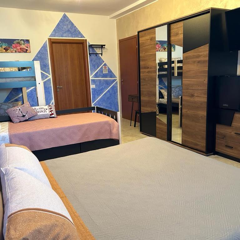 Triangolo delle Bermuda B&B - Family Room with Private Bathroom - 5
