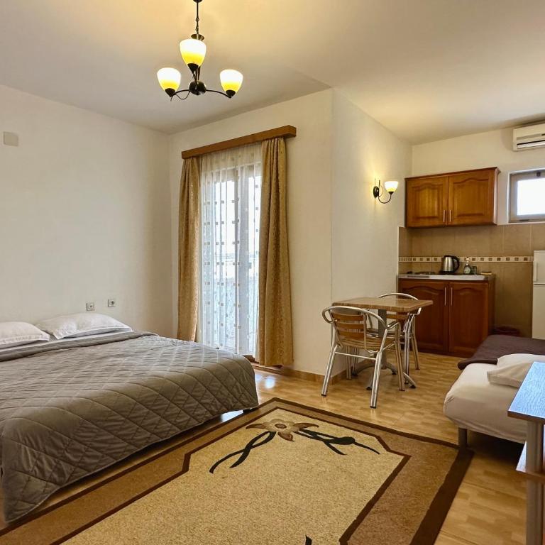 Blue Star Apartments - Apartment with Pool View (4 adults) - 6