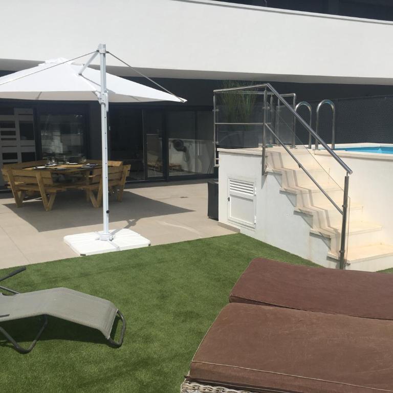 central bright apartment, community pool and own private pool on splendid terrace, garage, beach 900m, mountains 200m - Apartamento de 2 dormitorios - 39