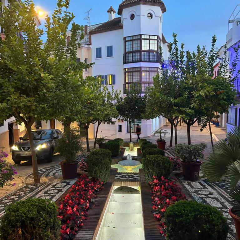 central bright apartment, community pool and own private pool on splendid terrace, garage, beach 900m, mountains 200m - Apartamento de 2 dormitorios - 49