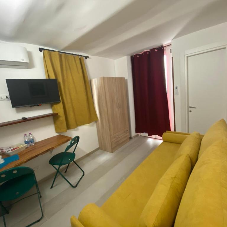 TOURISTHOUSE MONOPOLI 10 - Quadruple Room with Private Bathroom - 5