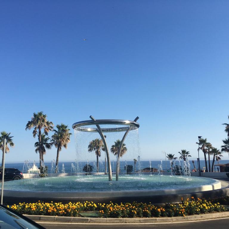 central bright apartment, community pool and own private pool on splendid terrace, garage, beach 900m, mountains 200m - Apartamento de 2 dormitorios - 50