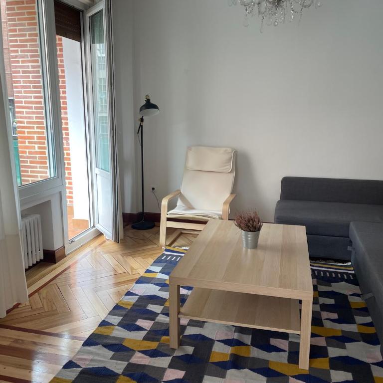 Luminoso apartamento en Bilbao - Three-Bedroom Apartment - 4