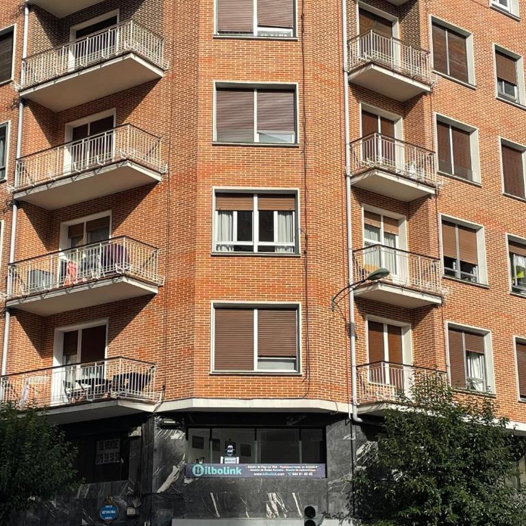 Luminoso apartamento en Bilbao - Three-Bedroom Apartment - 5