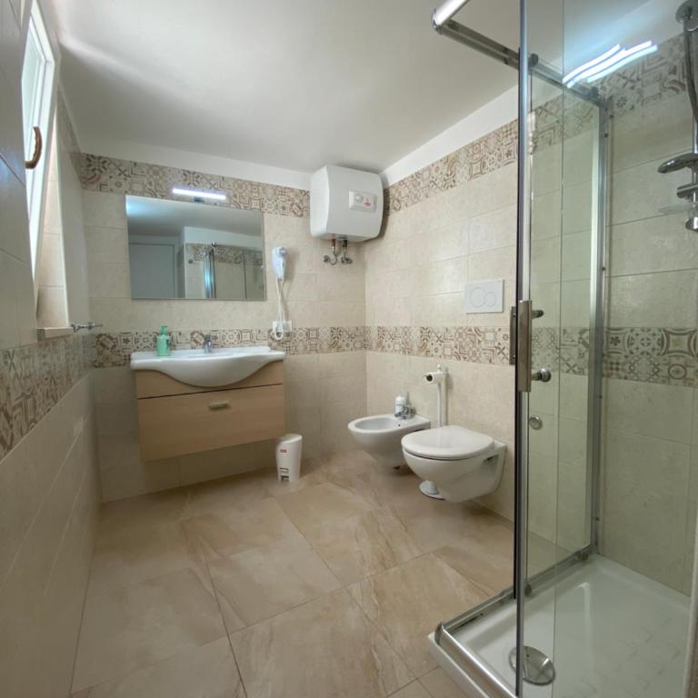 TOURISTHOUSE MONOPOLI 10 - Quadruple Room with Private Bathroom - 7