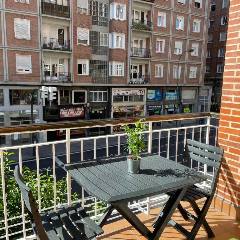 Luminoso apartamento en Bilbao - Three-Bedroom Apartment - 1