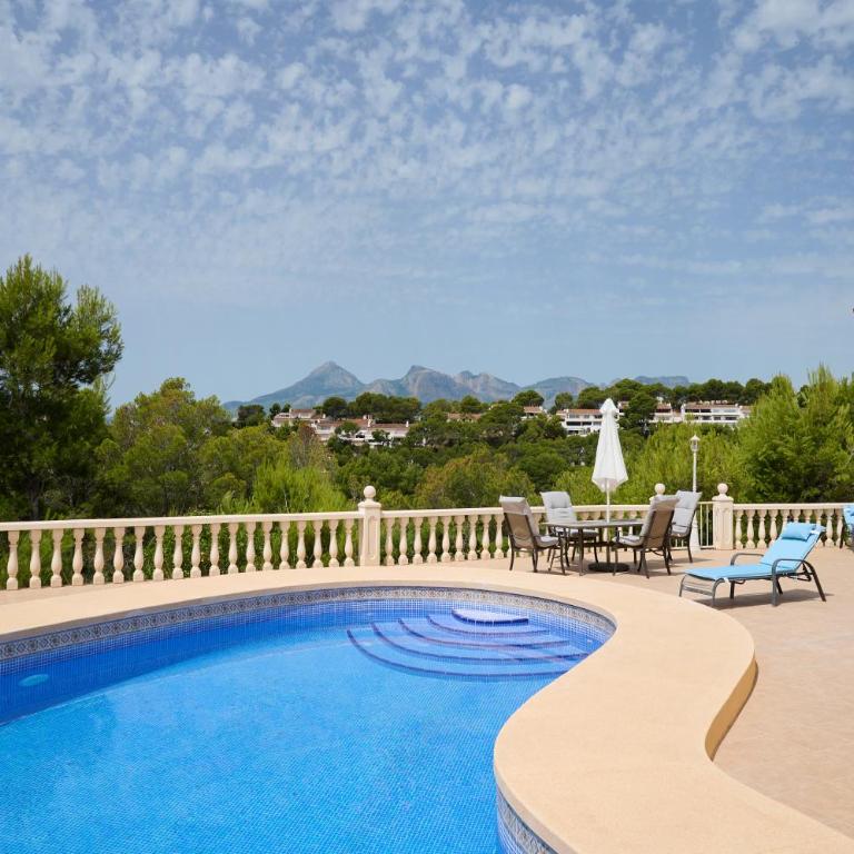 Villa with pool and hot tub on golf course - Villa - 1