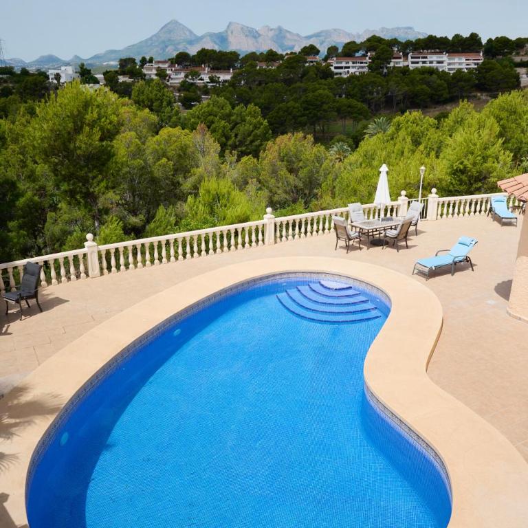 Villa with pool and hot tub on golf course - Villa - 4