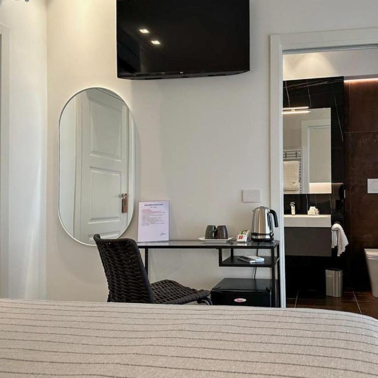 Iblu Rooms - King Room with Sea View - 8