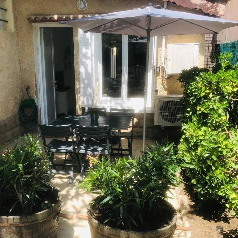 Maisonnette climatisée refaite à neuf avec parking à 300m de la plage - One-Bedroom House - 9