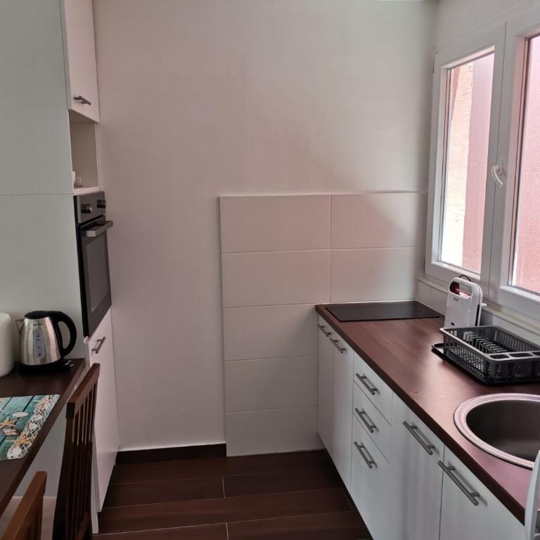 3 Min Walk to Beach Spacious 3BR Flat with Balcony Parking - Three-Bedroom Standard Apartment - 5