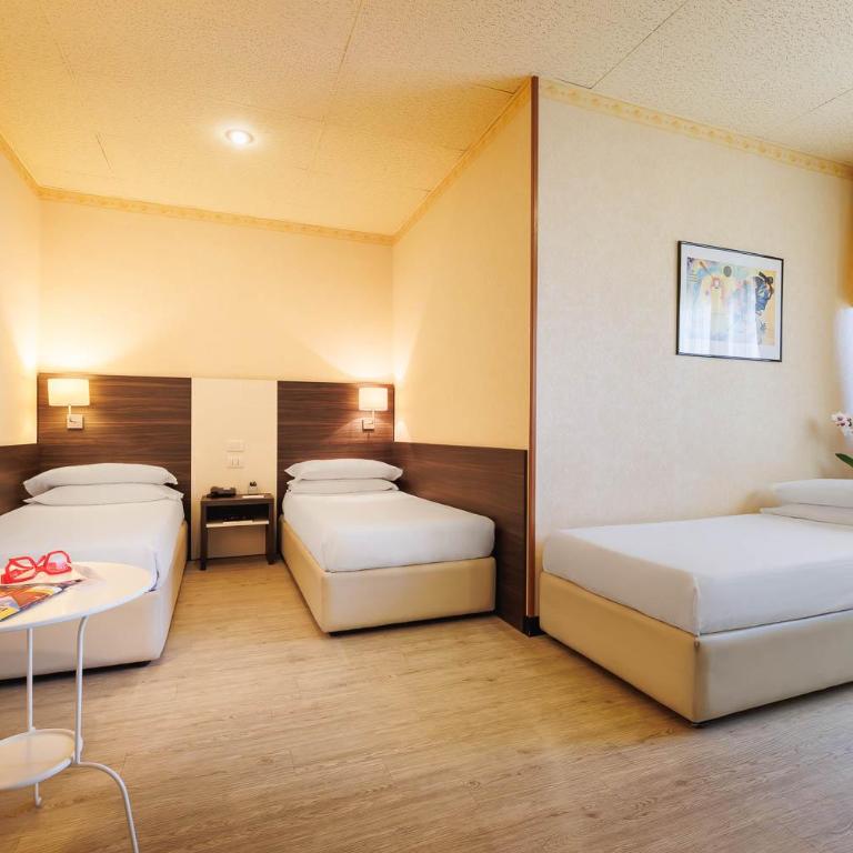 JR Hotels Bologna Amadeus - Camera Standard Doppia con Letti Singoli - 6