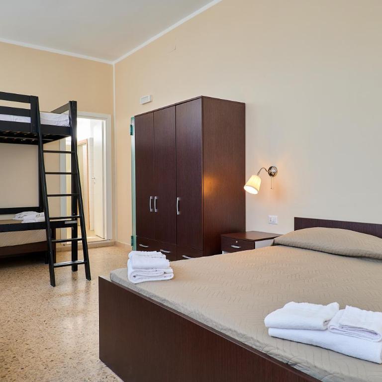 Soleē, Family Holidays & Hostelling - Quadruple Room with Sea View - 3