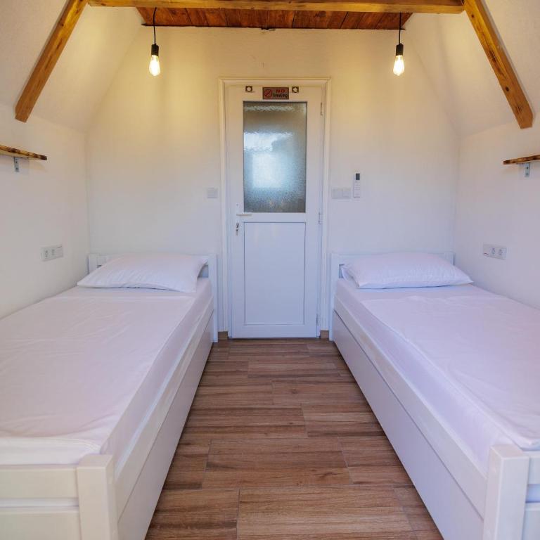 Resort La Familia - Twin Room with Bathroom - 1