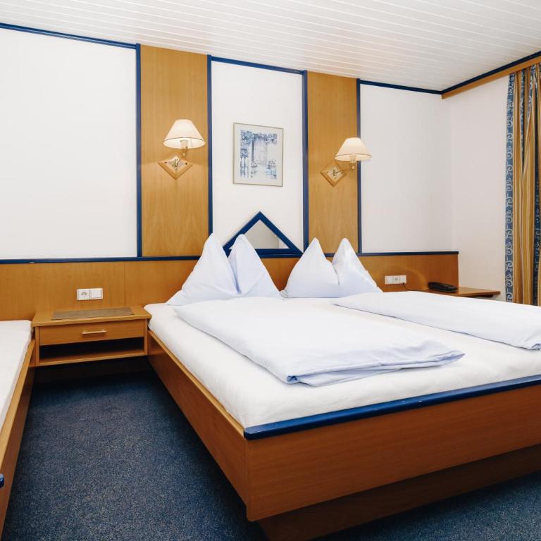 Hotel Garni Tannenhof - Double Room with Balcony (2 Adults + 1 Child) - 3