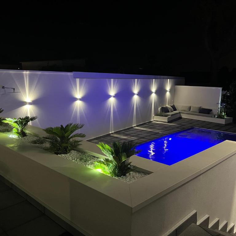 Villa Giuliana Luxury Home: piscina, solarium, barbecue. A pochi passi dal mare - Villa con Piscina Privata - 1
