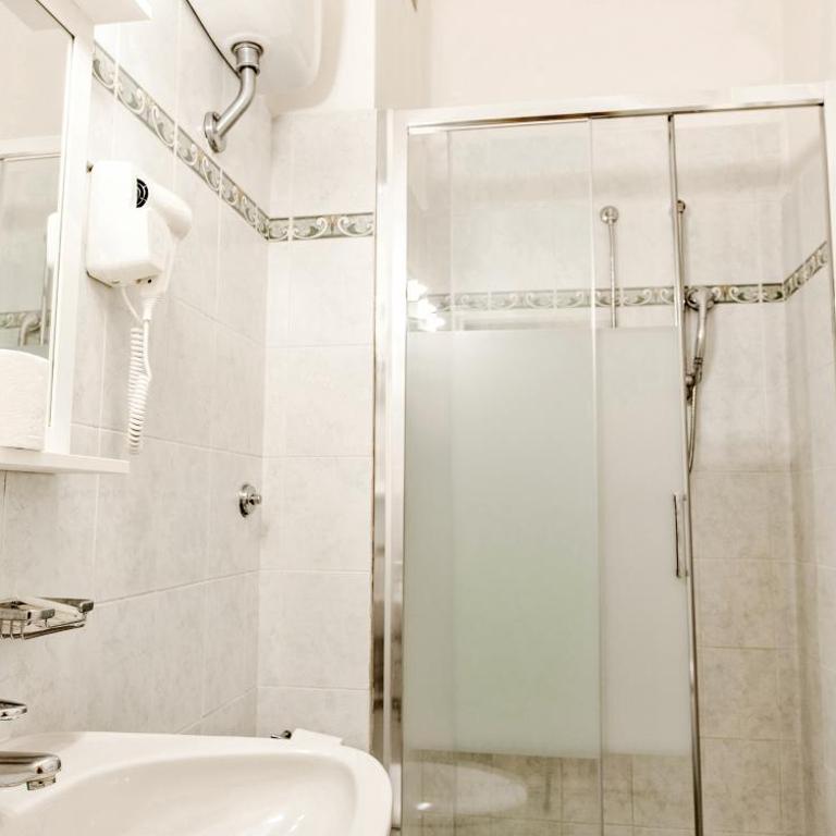 Hotel St. James - Standard Triple Room - 2