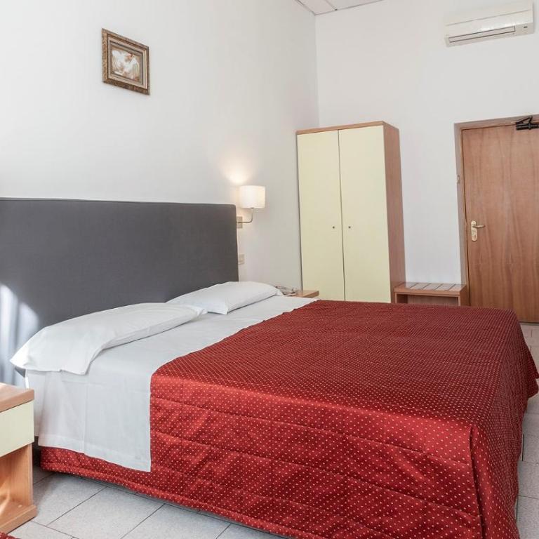 Hotel St. James - Standard Triple Room - 3