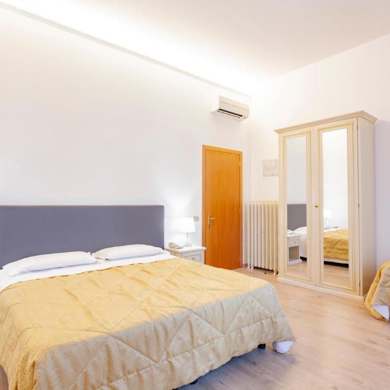 Hotel St. James - Superior Triple Room - 10