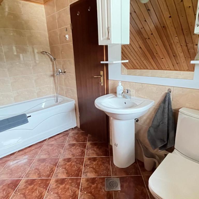 Happyland family home - Three-Bedroom Apartment - 9
