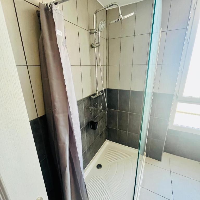 SUPERBE DUPLEX DESIGN NEUF 2 CHAMBRES, CLIMATISE TOUT CONFORT, FACILE D,ACCES STATIONNEMENT GRATUIT - Apartamento de 2 dormitorios - 17