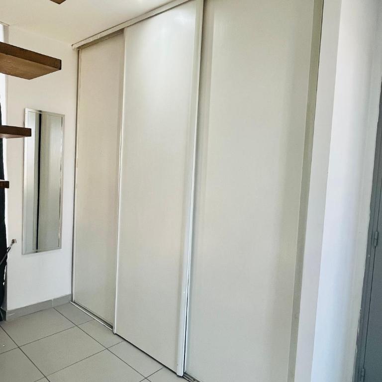 SUPERBE DUPLEX DESIGN NEUF 2 CHAMBRES, CLIMATISE TOUT CONFORT, FACILE D,ACCES STATIONNEMENT GRATUIT - Apartamento de 2 dormitorios - 30