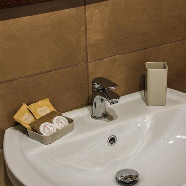 Alexander House - Double Room with Private Bathroom - 6