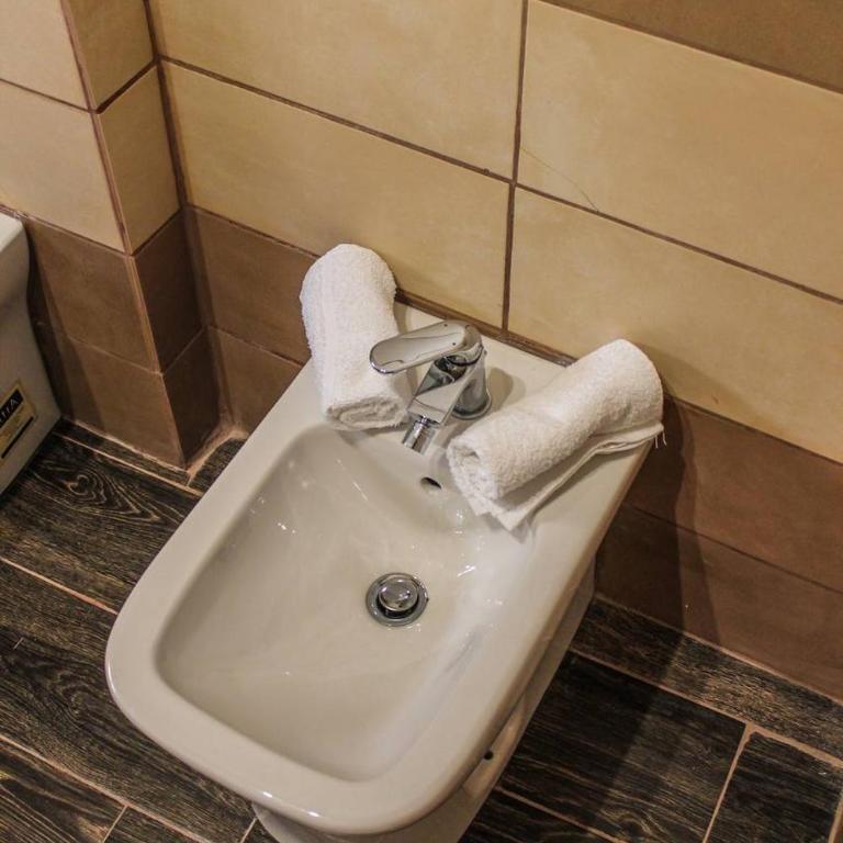 Alexander House - Double Room with Private Bathroom - 8
