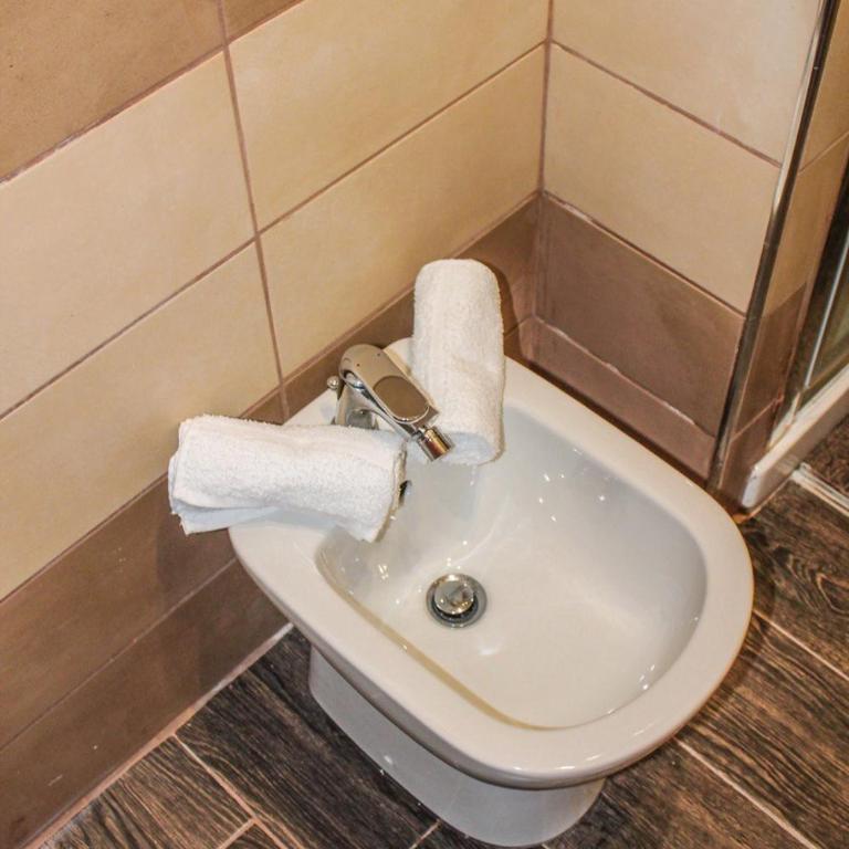 Alexander House - Twin Room with Private External Bathroom - 5
