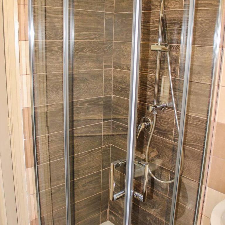 Alexander House - Double Room with Private Bathroom - 11