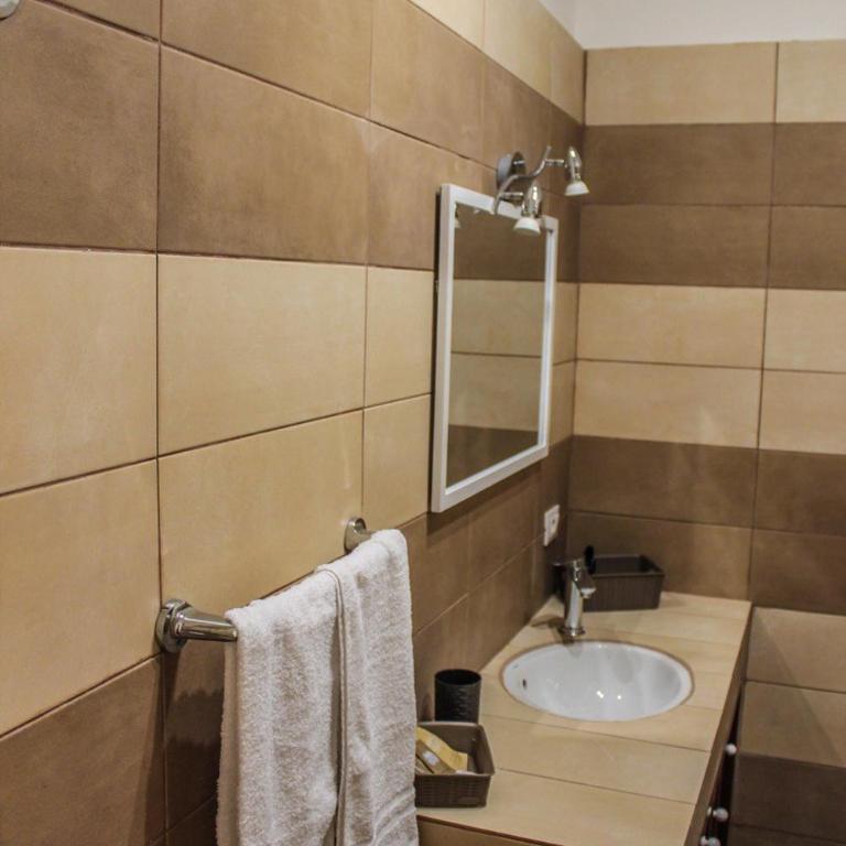 Alexander House - Twin Room with Private External Bathroom - 9