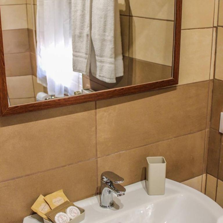 Alexander House - Double Room with Private Bathroom - 14