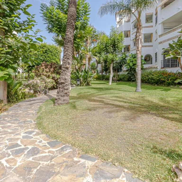 3Bdr 2 Bath Apt with parking in the best location - Three-Bedroom Apartment - 34