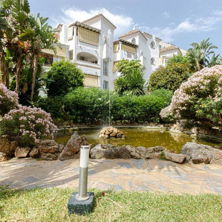 3Bdr 2 Bath Apt with parking in the best location - Three-Bedroom Apartment - 39