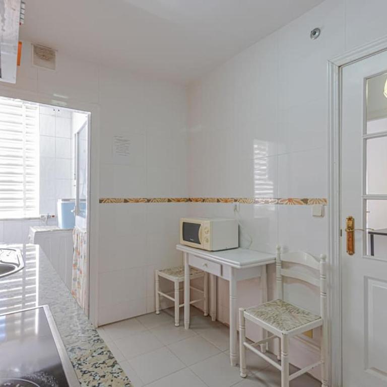 3Bdr 2 Bath Apt with parking in the best location - Three-Bedroom Apartment - 17