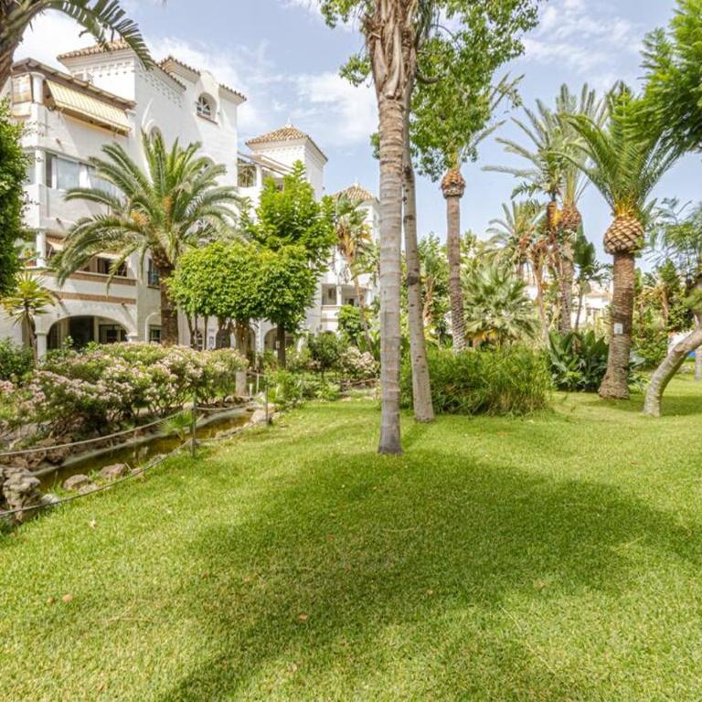 3Bdr 2 Bath Apt with parking in the best location - Three-Bedroom Apartment - 43