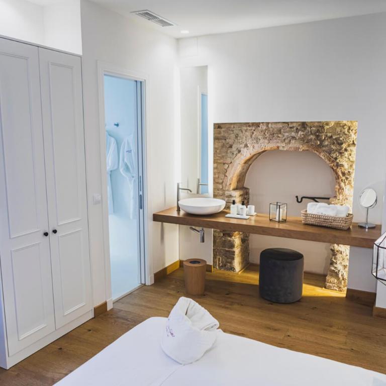La Ermita Suites - Único Hotel Monumento de Córdoba - Habitación Doble Deluxe - 1