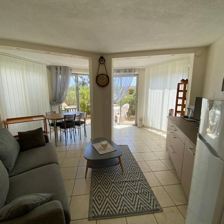 Studio Cabine 4 Pers avec Terrasse, Face Mer, Accès Direct Plage, Proche Commerces et Parc Aqualand - FR-1-81-600 - Studio - 2