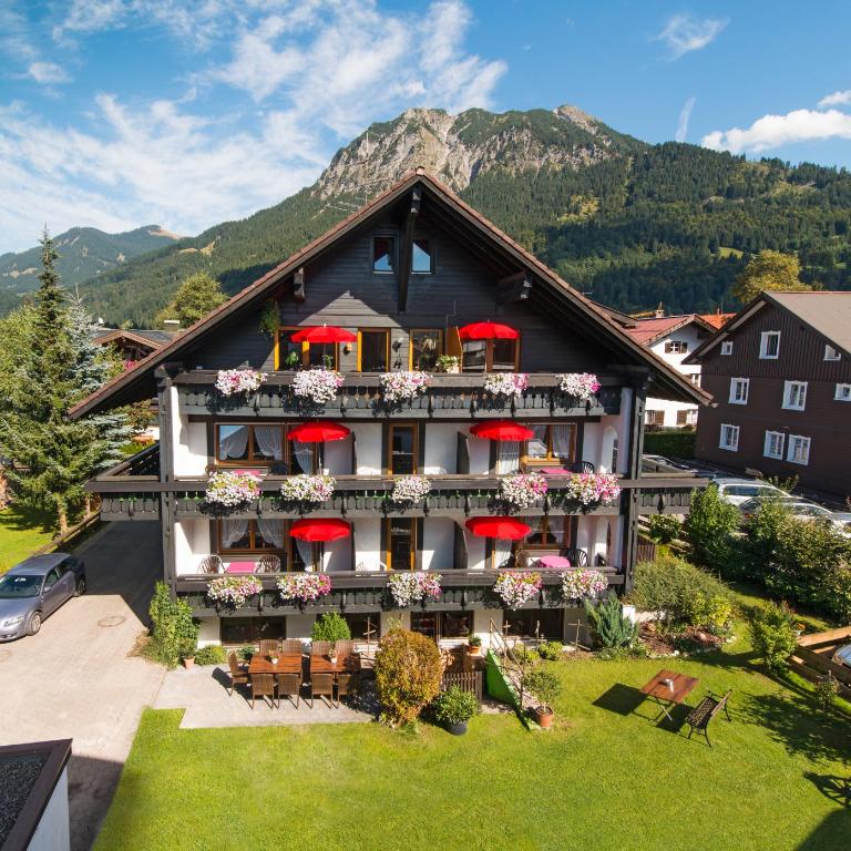 Gästehaus Carola - Dreibettzimmer mit Bergblick - 1